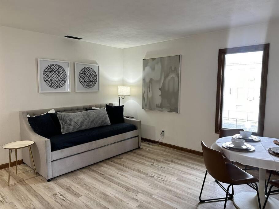 Capital Suite On 6Th Street - King Bed / Downtown! スプリングフィールド エクステリア 写真